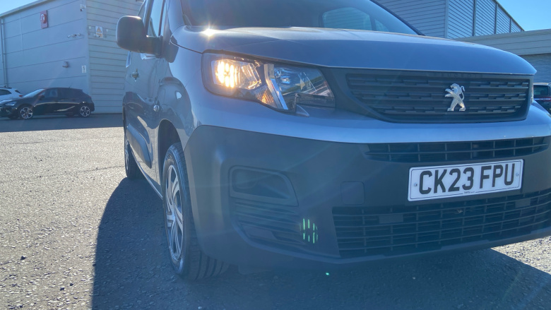Peugeot Partner Standard Diesel 1000 1.5 BlueHDi 100 Professional Premium + Van